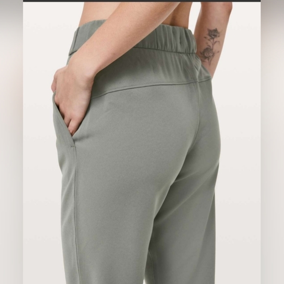 Lululemon On the Fly 7/8 Pant *WovenGrey Sage size 10 - Picture 5 of 12